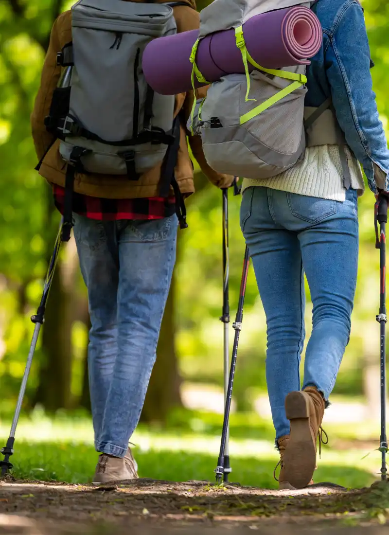 Fotografía de una pareja con haciendo senderismo por un camino rural
